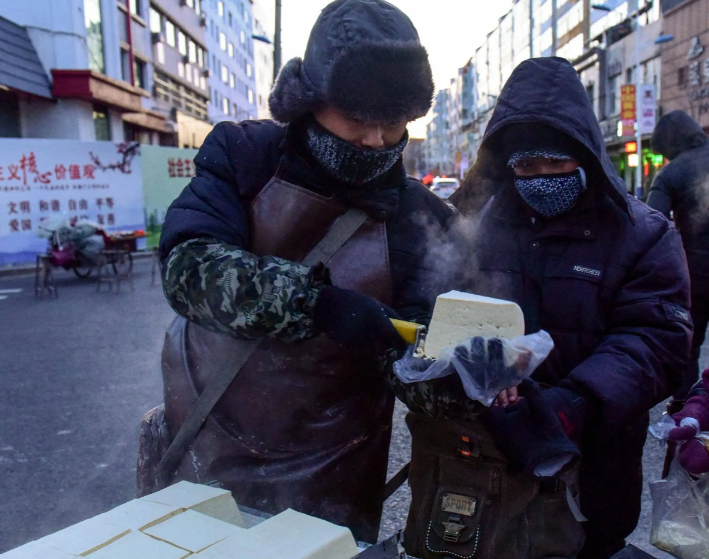 老爷子用豆腐机做豆腐