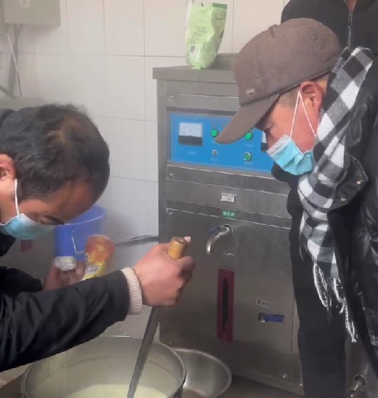 老爷子学习豆贵妃豆腐机做豆腐